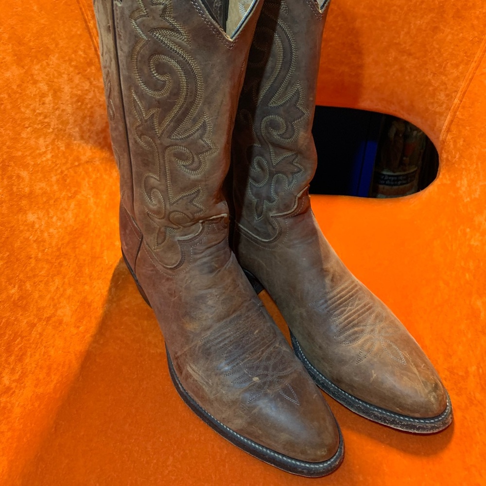 Justin style 2253 size 9 1/2 D Apache